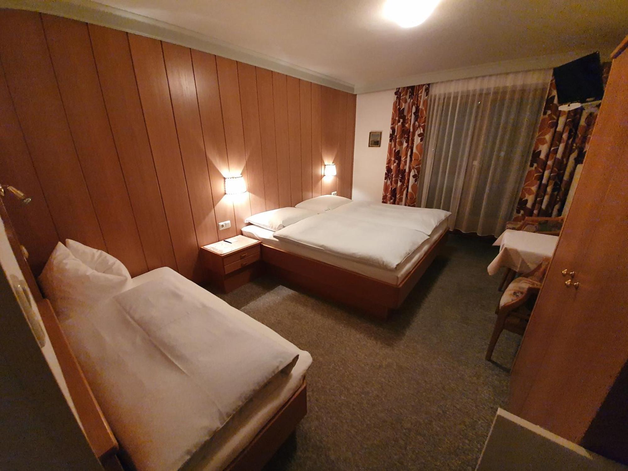Haus Monika Und Haus Claudia Hotel Mayrhofen Luaran gambar