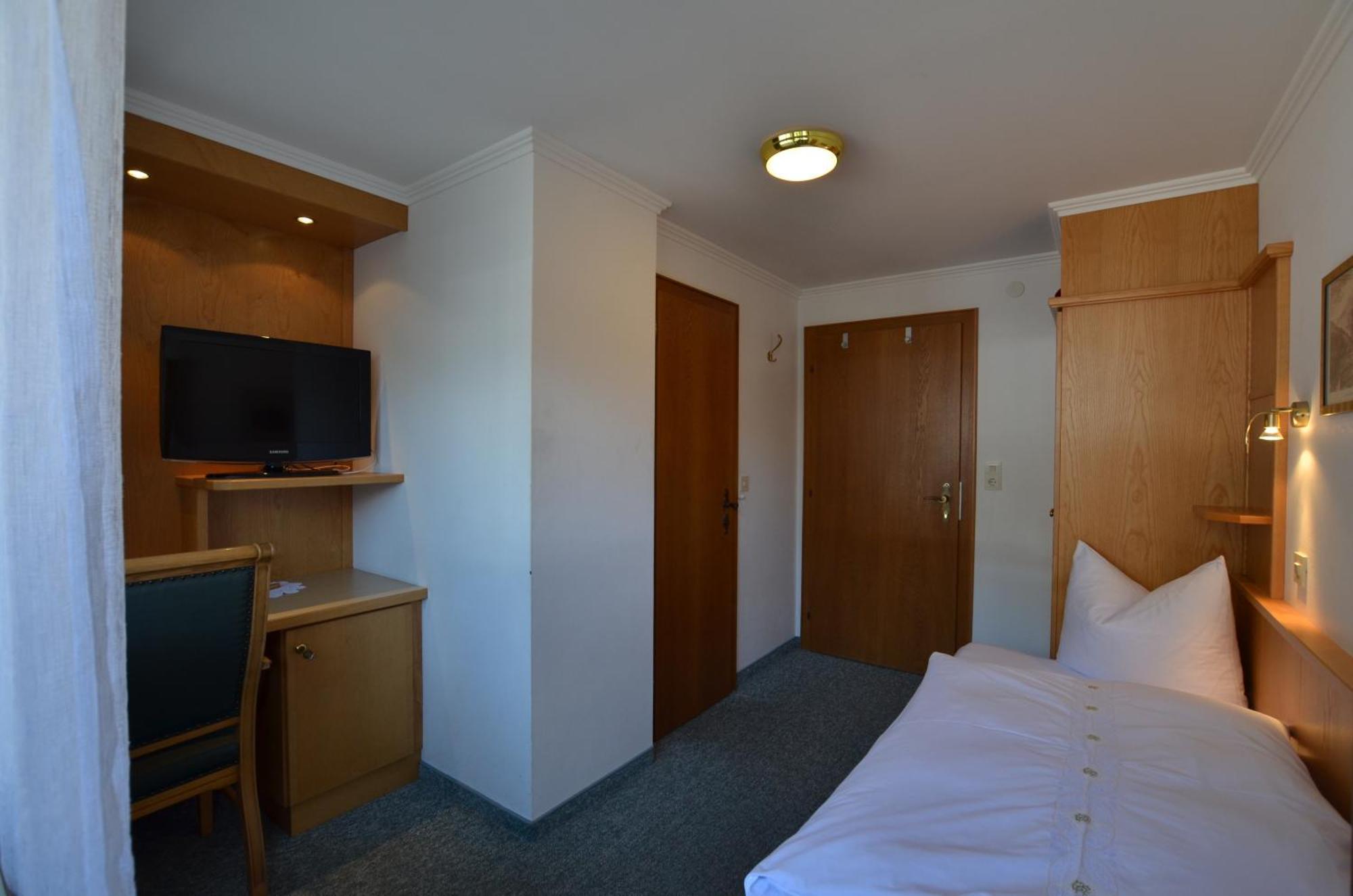 Haus Monika Und Haus Claudia Hotel Mayrhofen Luaran gambar